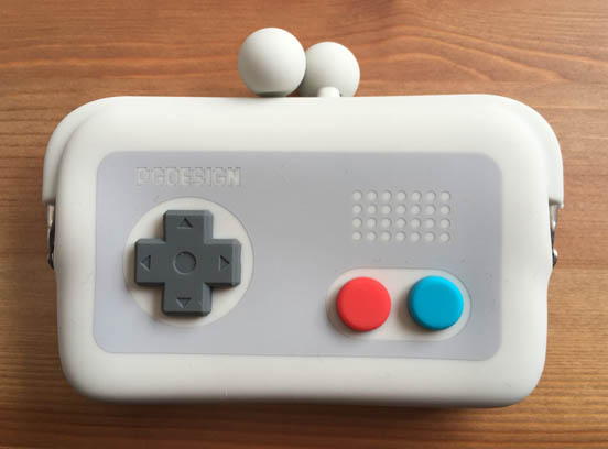 ファミコンコントローラーみたいなシリコン製がまぐちカードケース Do Mo Controller がレトロでかわいい Nerdbrain ナードブレイン